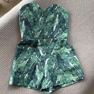Green leaf strapless romper with pockets!